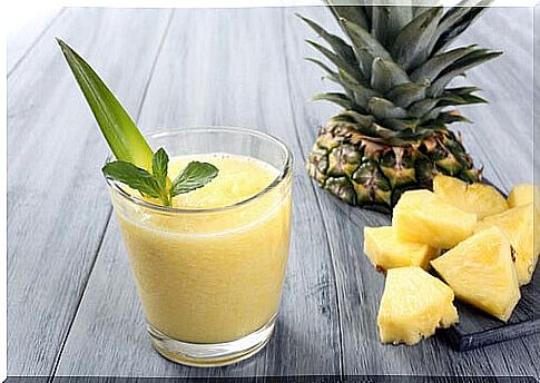 Healthy smoothies for weight loss such as pineapple and aloe vera