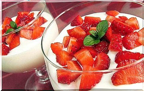 Yogurt with strawberries