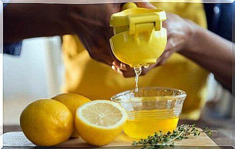 Making lemon juice 