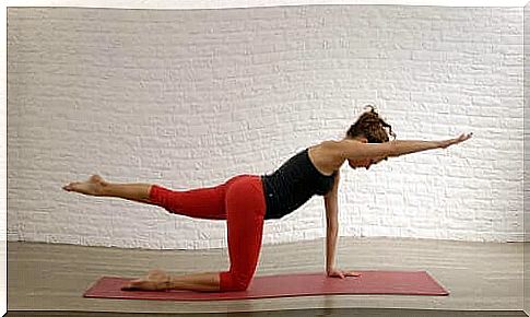 A woman does contralateral leg and arm lifts