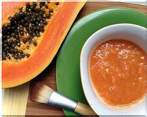 Cream of papaya and olive oil to moisturize your cracked heels