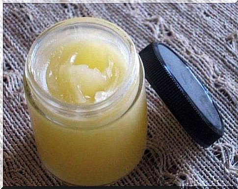 Cream of petroleum jelly and glycerin to moisturize your cracked heels