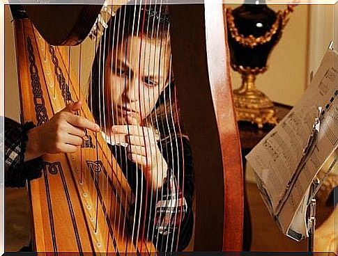 Playing the harp is ideal as music therapy