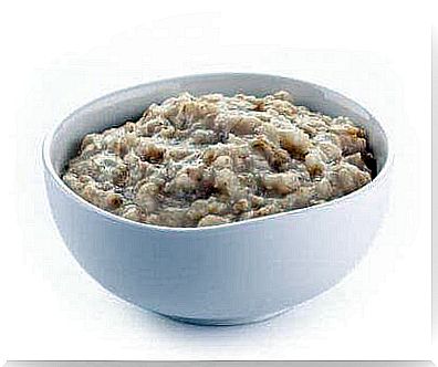 A bowl of oatmeal to treat gastritis