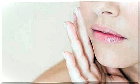 Close-up on a woman's chin and lips