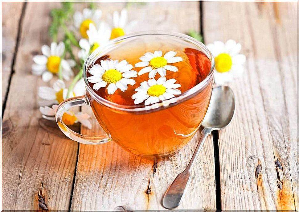 Prevent bags under the eyes with chamomile tea