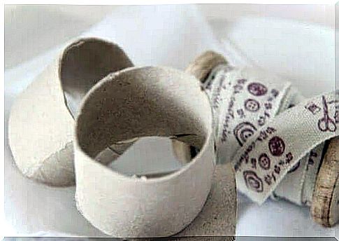 Making napkin rings with cardboard