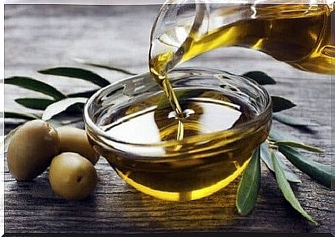 Olive oil is a remedy to strengthen your nails