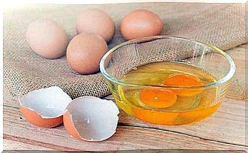 Strengthen brittle nails with egg yolk