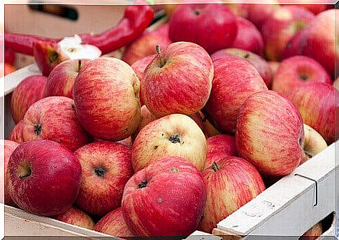 One of the best anti-inflammatory fruits are apples and apple peels