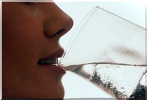 The dangers of drinking cold water after meals